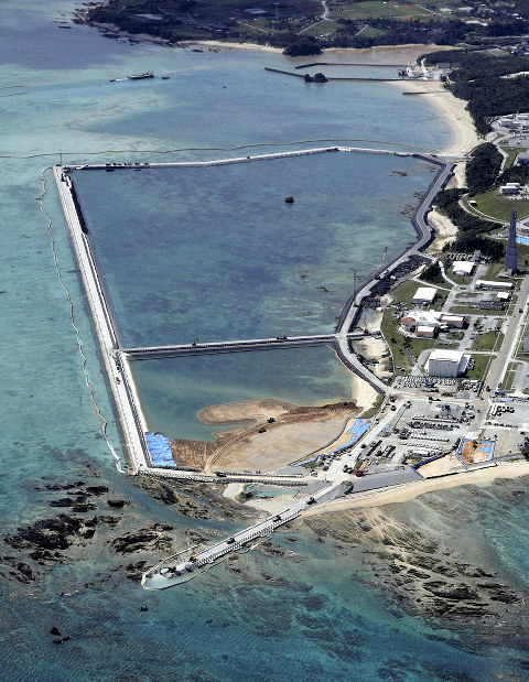 埋め立て工事が進む沖縄県名護市辺野古の沿岸部＝2019年2月23日午後1時24分、本社機「希望」から