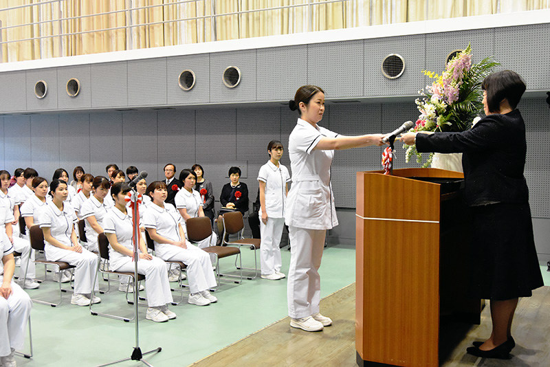 卒業式 医療の現場へ ２４人が巣立つ 名張市立看護専門学校 三重 毎日新聞