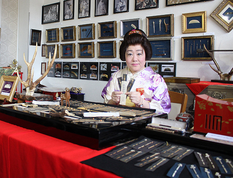 古都奈良かんざし美術館で展示品に囲まれる喜多浩子館長=奈良市油阪町で、大笹久光撮影