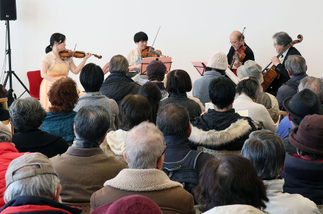 「メモリアルコンサート」を行う杜（もり）の弦楽四重奏団　(C)大峡勝一＝2月11日・地下鉄国際センター駅2階 青葉の風テラス多目的スペース