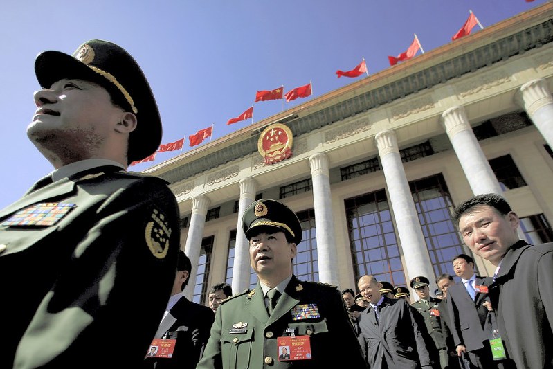 全国人民代表大会の開会式を終え、人民大会堂を後にする軍の代表ら=北京で5日、ロイター
