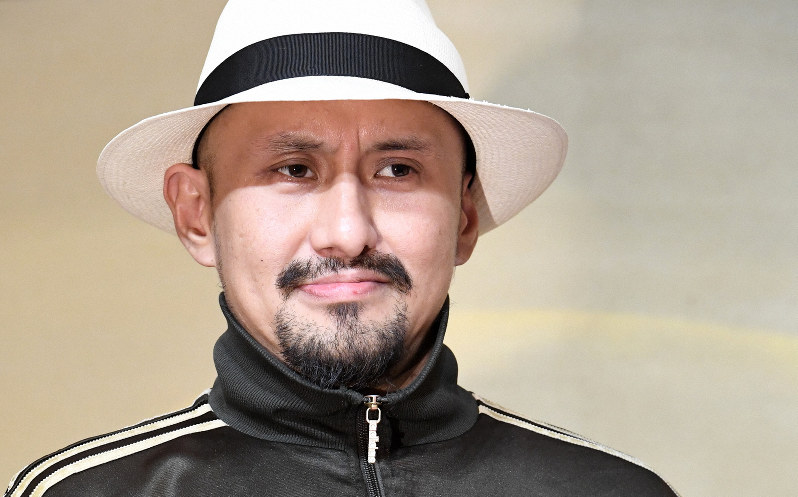 直木賞に決まり、記者会見で記念撮影に応じる真藤順丈さん=2019年1月16日、竹内紀臣撮影