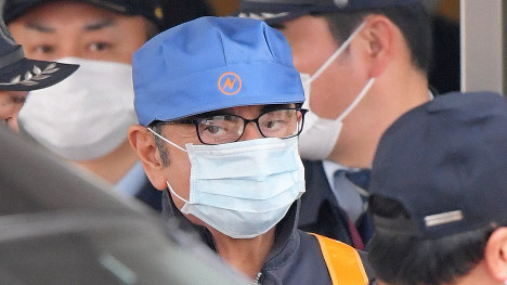 保釈され、東京拘置所を出る日産自動車前会長のカルロス・ゴーン被告=2019年3月6日、手塚耕一郎撮影
