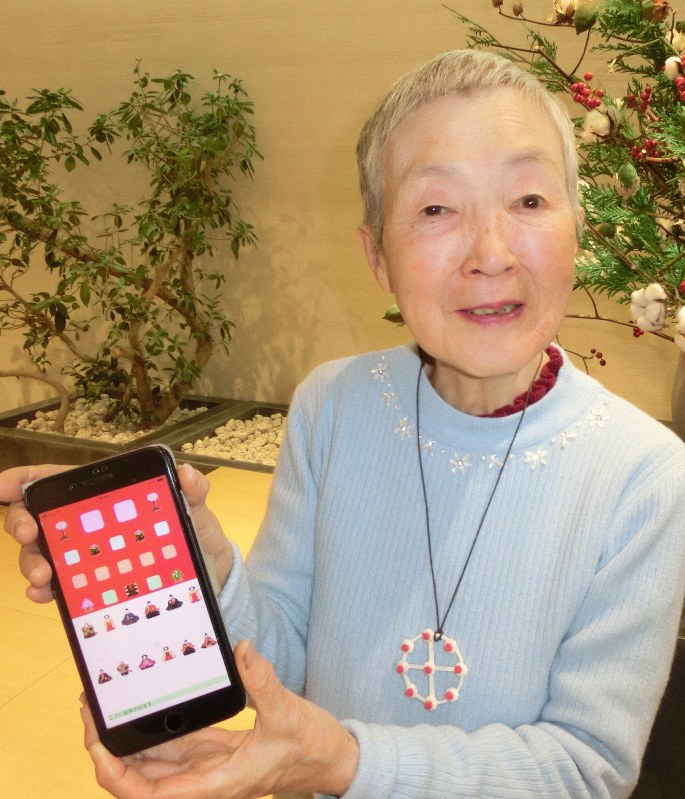 アイフォーン向けゲームアプリ「ヒナダン」を開発した若宮正子さん=東京都港区で2018年12月20日午後5時、今村茜撮影
