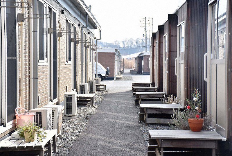 少ないながらも入居者が残る「仮設南境第4団地」=宮城県石巻市新小堤1で2019年2月25日9時7分、日高七海撮影