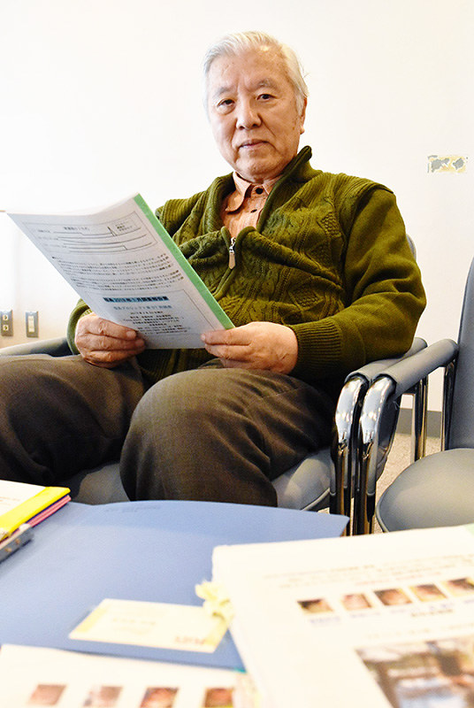 福島の被災地を月に1回調査する安斎育郎さん。結果は科学的データと共に冊子にまとめている=京都市北区の立命館大国際平和ミュージアムで、菅沼舞撮影