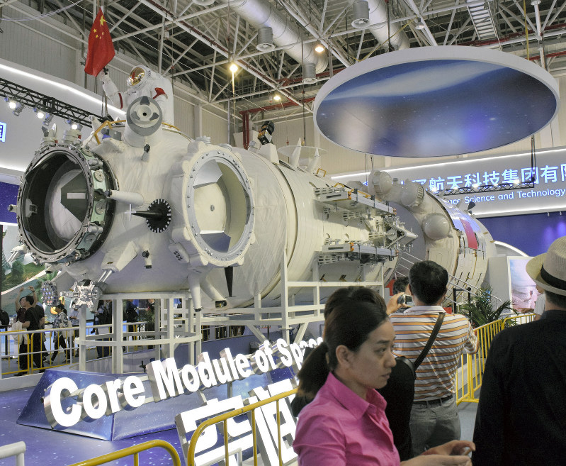 2022年に建設を予定する中国独自の宇宙ステーションの模型=広東省珠海市で2018年11月、河津啓介撮影