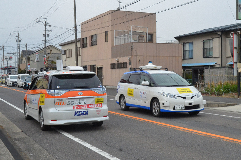 実験で公道を走行する自動運転車=愛知県一宮市で2019年2月、河部修志撮影