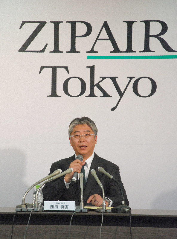 新会社「ZIPAIR Tokyo」の名称とロゴを発表する西田真吾社長=東京都内で2019年3月8日、川口雅浩撮影