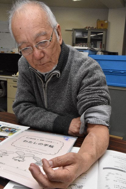 左腕を見ながら人工透析治療の大変さを語る東京腎臓病協議会事務局長の板橋俊司さん＝東京都豊島区で2019年3月7日午後5時53分、矢澤秀範撮影