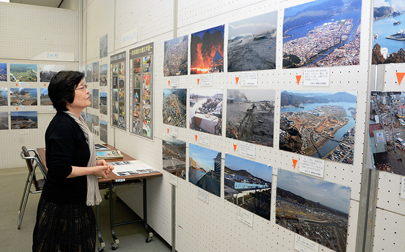 東日本大震災の被災や復興の状況が分かる写真が展示された「震災復興8年の歩み展」会場=松山市堀之内の県美術館で、花澤葵撮影