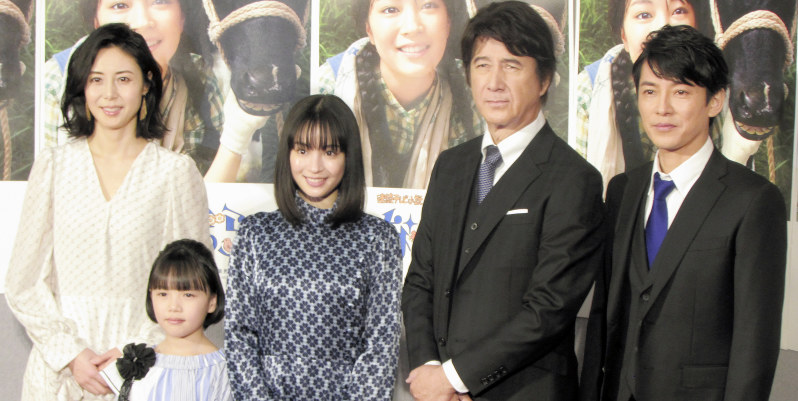 連続テレビ小説「なつぞら」に出演する(左から)松嶋菜々子、粟野咲莉、広瀬すず、草刈正雄、藤木直人=東京・渋谷のNHK放送センターで、屋代尚則撮影
