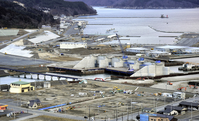 訓練で大槌町内を走行する上居卓巳さんの乗る列車。沿線では巨大な防潮堤の建設が進む=岩手県大槌町で2019年2月10日、渡部直樹撮影
