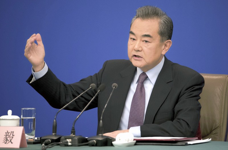 記者会見する中国の王毅国務委員兼外相=北京で8日、AP