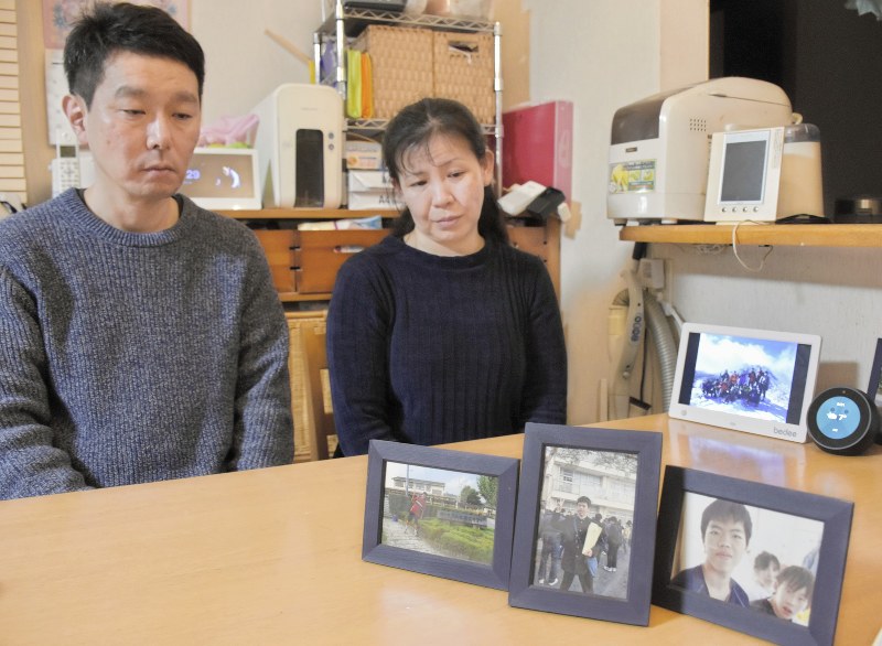 雪崩の犠牲になった奥公輝さんの写真を前に思いを語る、父勝さん(左)と母友子さん=栃木県さくら市の自宅で2019年3月6日、萩原桂菜撮影