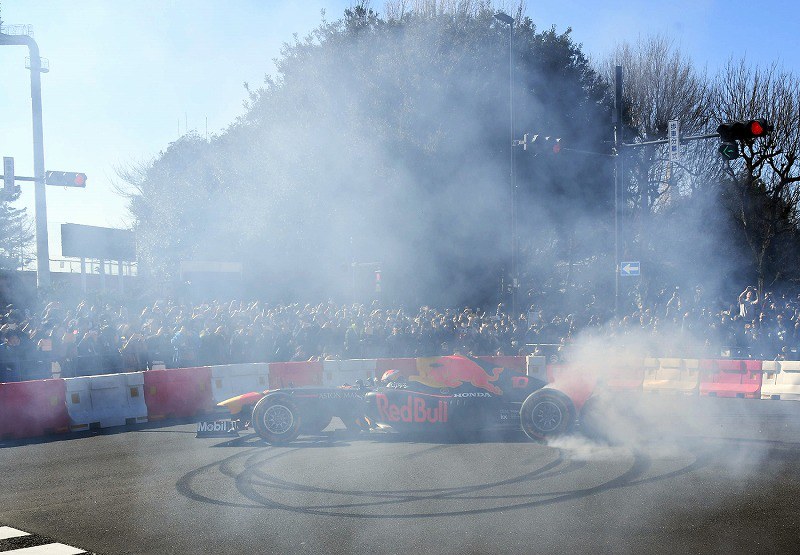 F1 レッドブルがデモ走行 豪快ターンも披露 東京 神宮外苑 写真特集1 10 毎日新聞