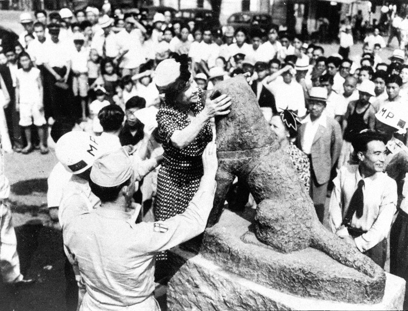 ハチ公 ハチ公像「初代は迫力、2代目は優しく」 作者・安藤さん死去 | 毎日新聞