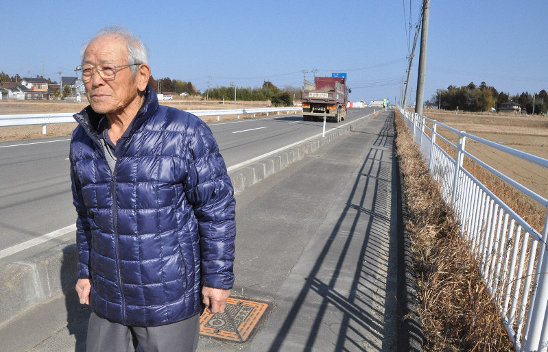 東北電力浪江・小高原発の建設が計画されていた土地へと続く道路を歩く安部一さん=福島県浪江町で2019年2月5日午後1時27分、高橋隆輔撮影