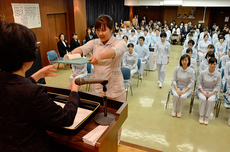 卒業証書を受け取る岡波看護専門学校生=三重県伊賀市上野桑町で、大西康裕撮影