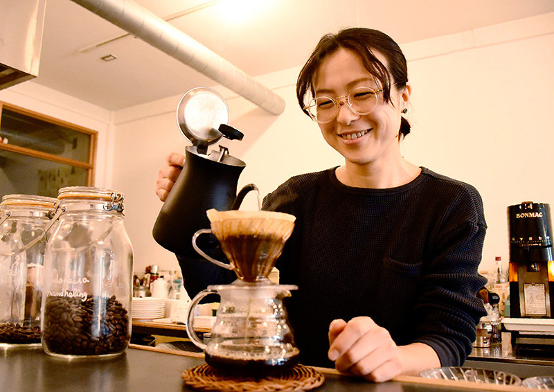 店で煎った豆を使用してコーヒーをいれる神谷仁子さん=和歌山市大河内の「THE ROASTERS」で、木原真希撮影