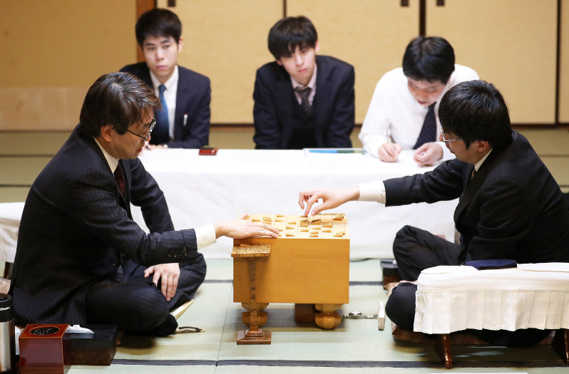 対局を振り返る羽生善治九段(左)と広瀬章人竜王=静岡市葵区の「浮月楼」で1日、玉城達郎撮影