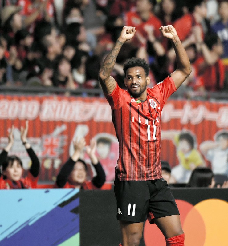 【札幌-清水】後半24分、シュートを決め、喜ぶ札幌のアンデルソンロペス=札幌ドームで2019年3月9日、竹内幹撮影