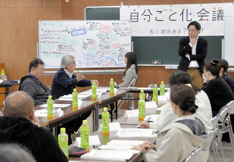 福岡県大刀洗町役場であった今年度最後の住民協議会で議論を深める住民ら＝福岡県大刀洗町で２０１９年１月１９日、上田泰嗣撮影