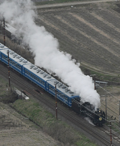 煙を吐いて「デゴイチ」 「SL北びわこ号」でデビュー JR北陸線 | 毎日新聞