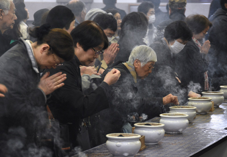 遺骨が納められている東京都慰霊堂で焼香する人たち=東京都墨田区で2019年3月10日午前11時43分、丸山博撮影