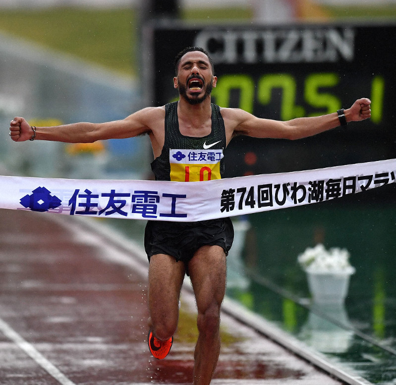 1位でフィニッシュするブナスル=大津市の皇子山陸上競技場で2019年3月10日、望月亮一撮影