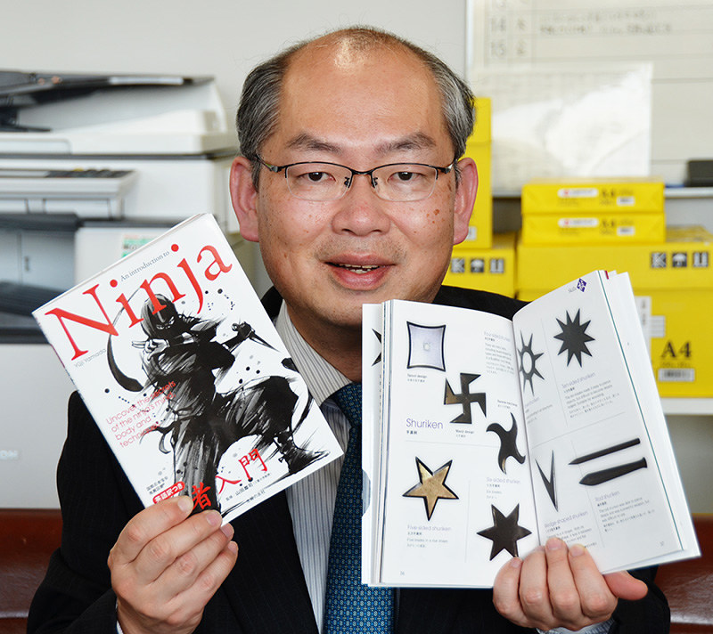 英語、日本語併記の忍者入門本を監修した三重大の山田雄司教授=三重県伊賀市役所で、大西康裕撮影