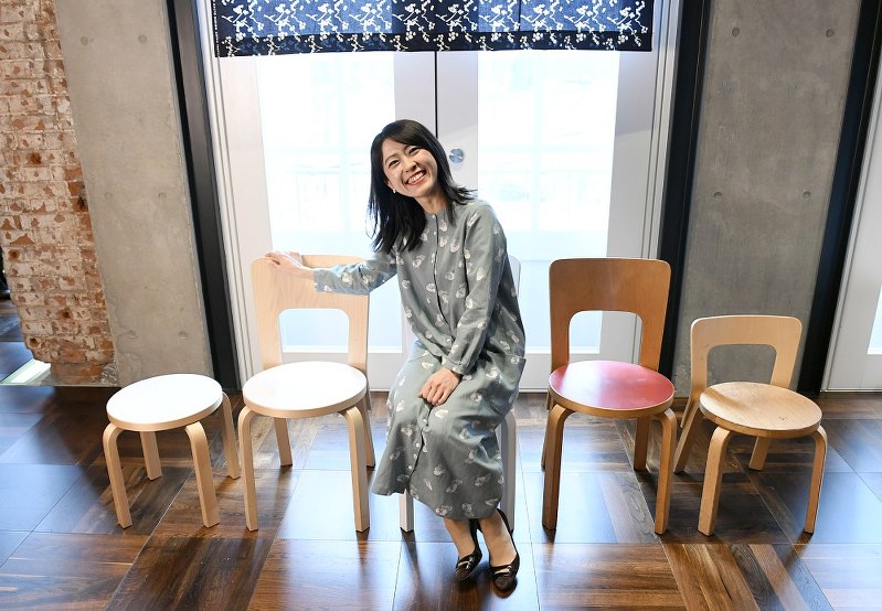 開催中の企画展「アルヴァ・アアルト もうひとつの自然」で、「フィンランドの森が大好き」と語る柳澤はるかさん=東京ステーションギャラリーで、竹内紀臣撮影