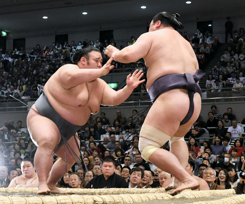 貴景勝(左)が押し出しで妙義龍を降す=山田尚弘撮影