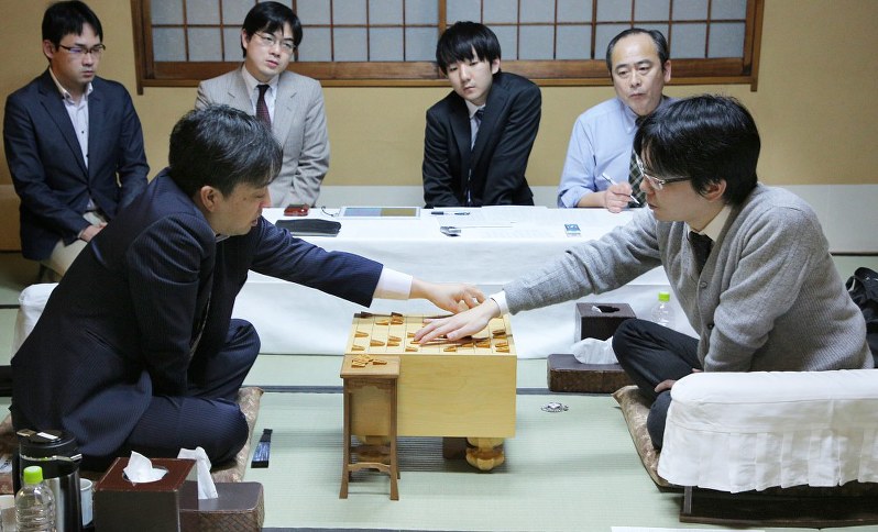 感想戦で対局を振り返る豊島将之王位(手前右)と久保利明九段=静岡市葵区の「浮月楼」で2日午前0時46分、玉城達郎撮影