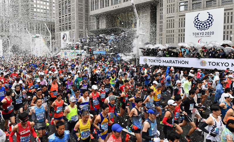 東京マラソンで、都庁前を一斉にスタートするランナーたち=東京都新宿区で2019年3月3日午前(代表撮影)