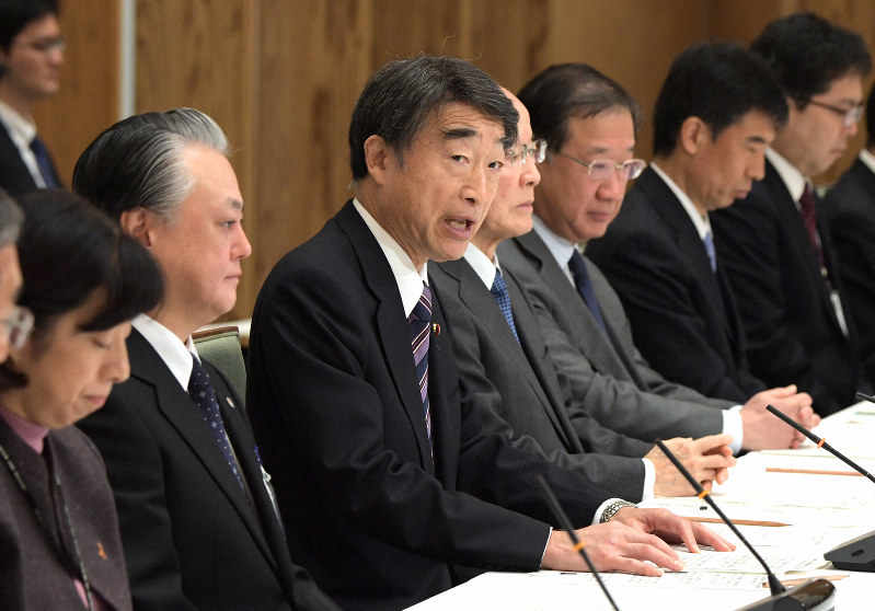 障害者雇用に関する関係府省連絡会議で発言する根本匠厚生労働相(中央)=首相官邸で2019年3月11日午前10時16分、川田雅浩撮影