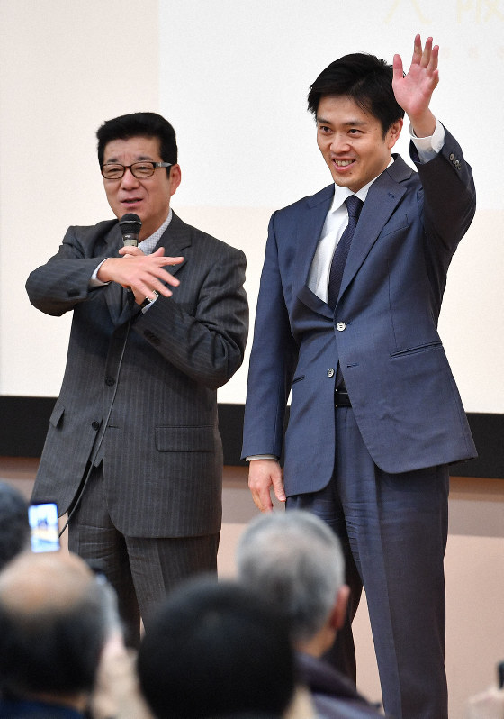タウンミーティングであいさつをする松井一郎大阪府知事(左)と吉村洋文大阪市長=大阪市北区で2019年3月11日午後7時43分、望月亮一撮影