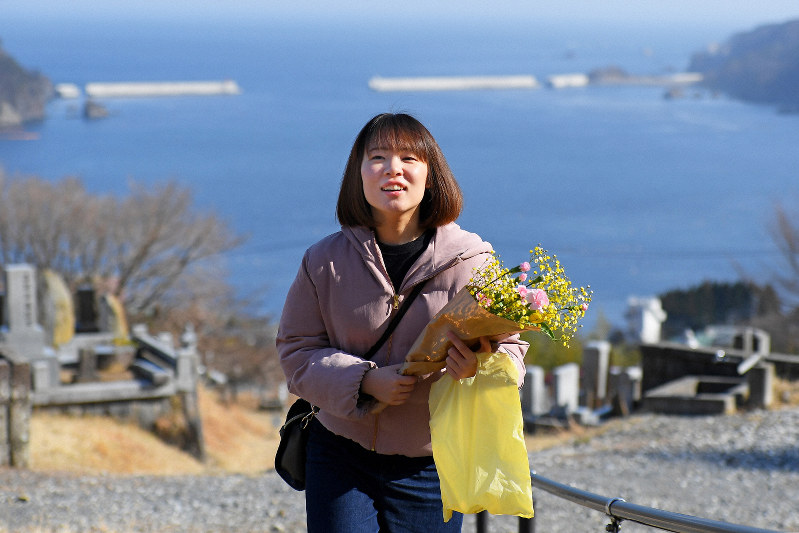 松原啓太さんの墓参りに訪れた田中彩絵美さん=岩手県大船渡市で2019年3月10日午後2時26分、渡部直樹撮影