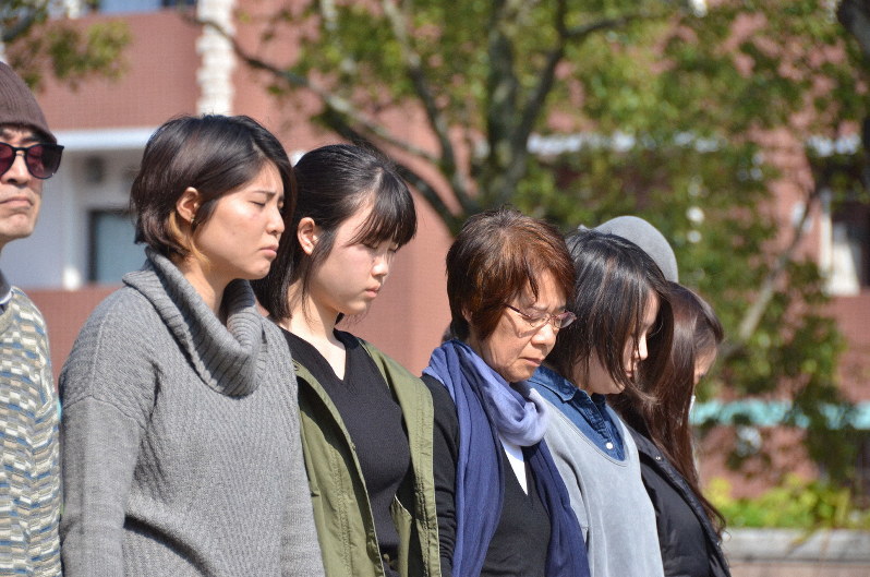 被災地の復興と平和を祈って黙とうする参加者=長崎市松山町で2019年3月11日午後2時46分、浅野孝仁撮影