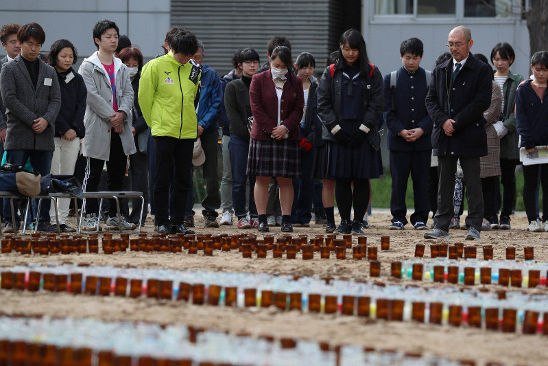 東日本大震災の発生時刻に黙とうする人たち=名古屋市中区で2019年3月11日午後2時46分、兵藤公治撮影