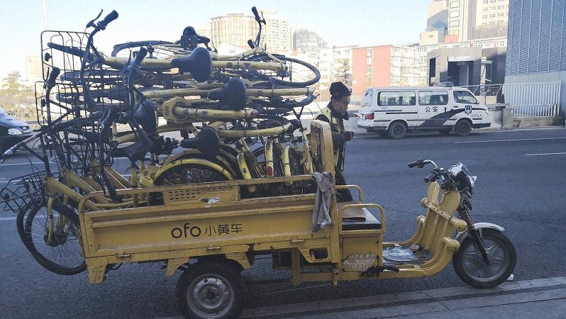 荷台に載せて運ばれるシェアサイクルの山=北京で2019年2月(高口康太氏撮影)