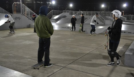 乗り方や技を練習するスクールの様子。参加者の年代は幅広い＝東京都江東区のH.L.N.Aスカイガーデンで