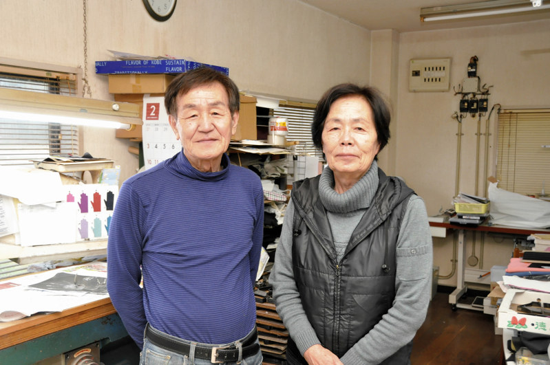 細川勝弘さん(左)と妻かずゑさん=倉沢仁志撮影