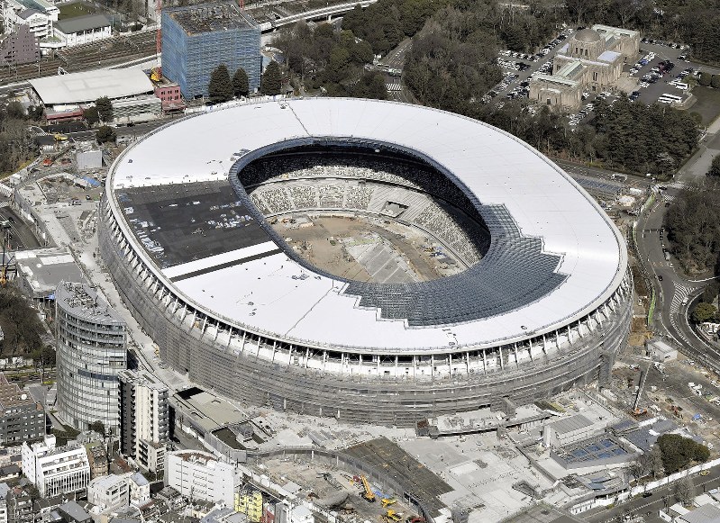 建設が進む新国立競技場=東京都新宿区で2019年3月9日、本社ヘリから