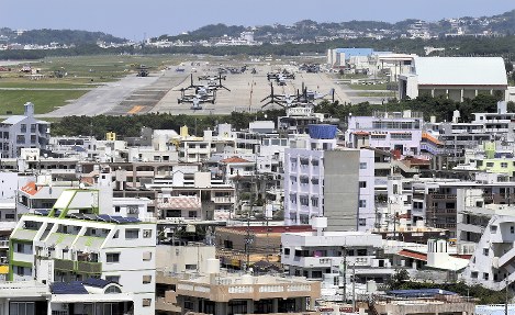 住宅密集地にある米軍普天間飛行場。全面返還が決まったのは１９９６年のことだ＝沖縄県宜野湾市で２０１７年４月２８日、矢頭智剛撮影