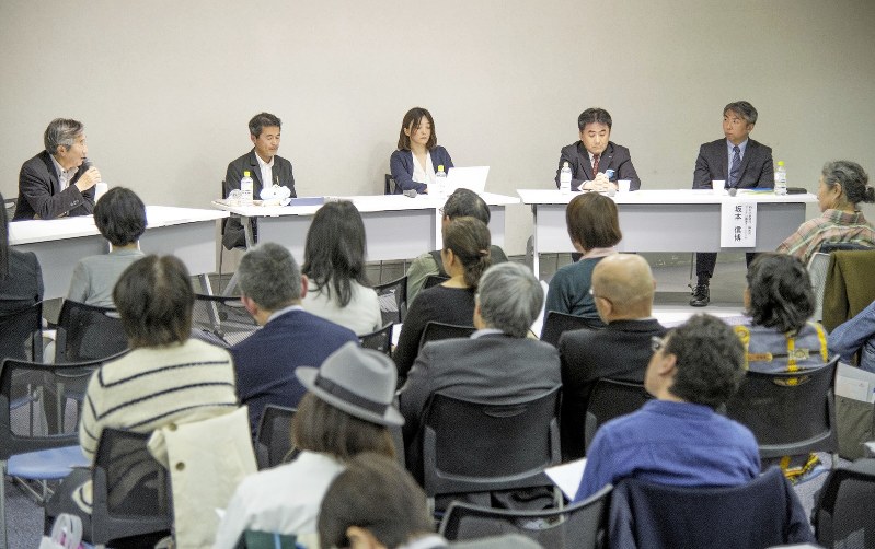 毎日ホールで開かれたシンポジウム「外国人受け入れと『やさしい日本語』」=2019年3月11日、山田茂雄撮影