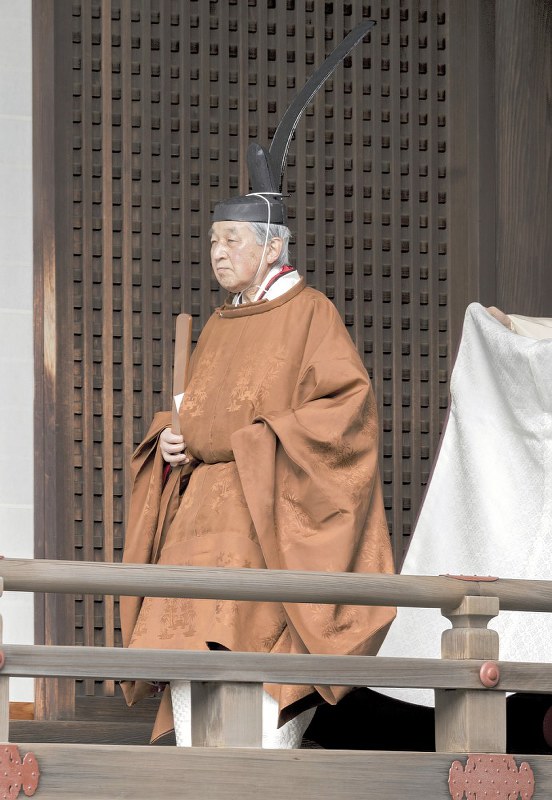 退位を報告するため、賢所に向かわれる天皇陛下=皇居・宮中三殿で2019年3月12日午前10時ごろ(宮内庁提供)