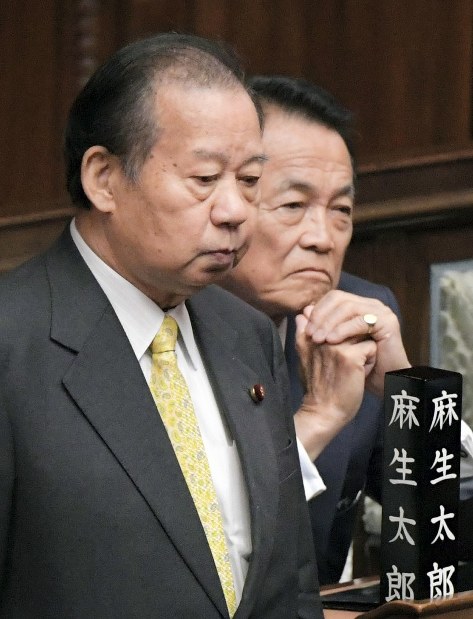 昨年５月の衆院本会議に臨む麻生太郎副総理兼財務相（奥）と自民党の二階俊博幹事長（手前）＝国会内で、川田雅浩撮影