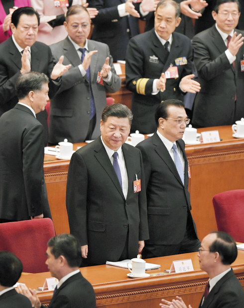 中国全人代の全体会議に臨む習近平国家主席(中央左)と李克強首相(同右)=北京の人民大会堂で12日、共同