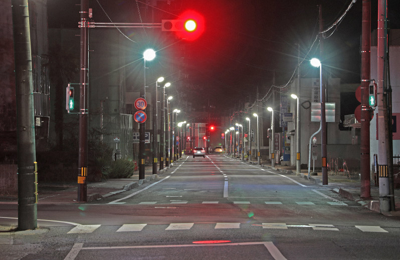 日没後、閑散とした商店街=福島県富岡町で2019年3月11日午後7時6分、小出洋平撮影